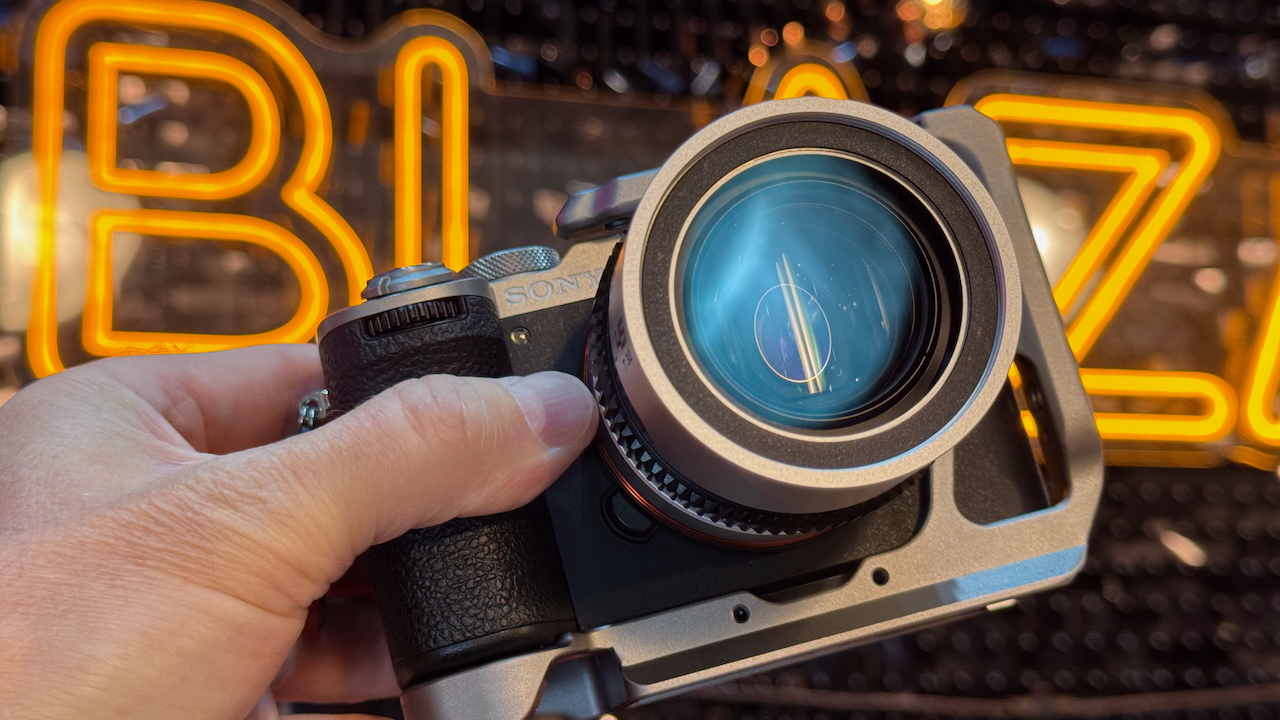 BLAZAR BEETLE 45mm アナモフィック Lマウントレンズ Blazar Lens Beetle 45mm T3.2 1.33x Anamorphic Lens First Look