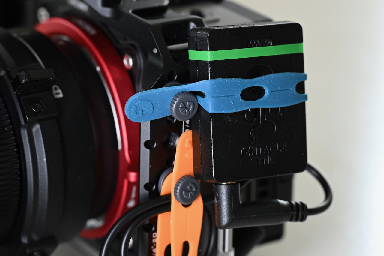 Обзор кабельных органайзеров Bright Tangerine Loom Cable Tidies: I like that you can loop them over multiple times so you don’t have big excess Silicone dangling unnecessarily. You