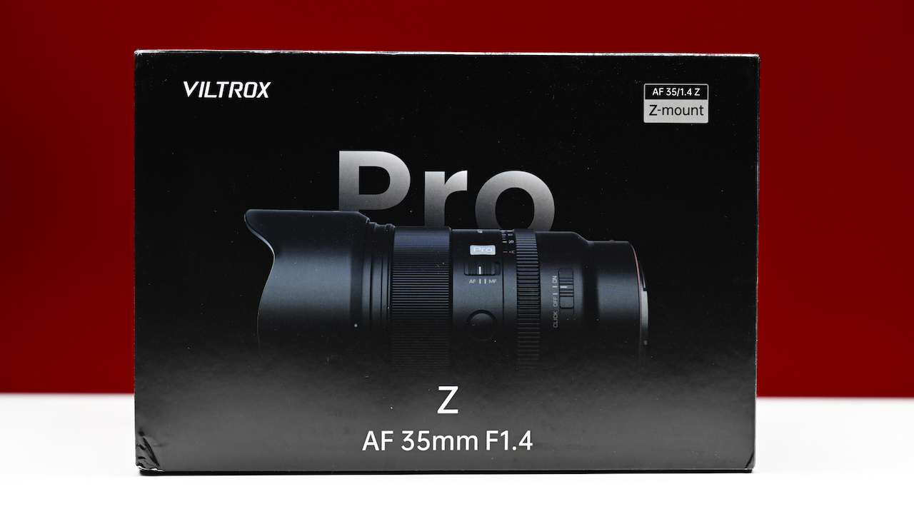 Объектив Viltrox AF 35mm F1.4 Pro в коробке