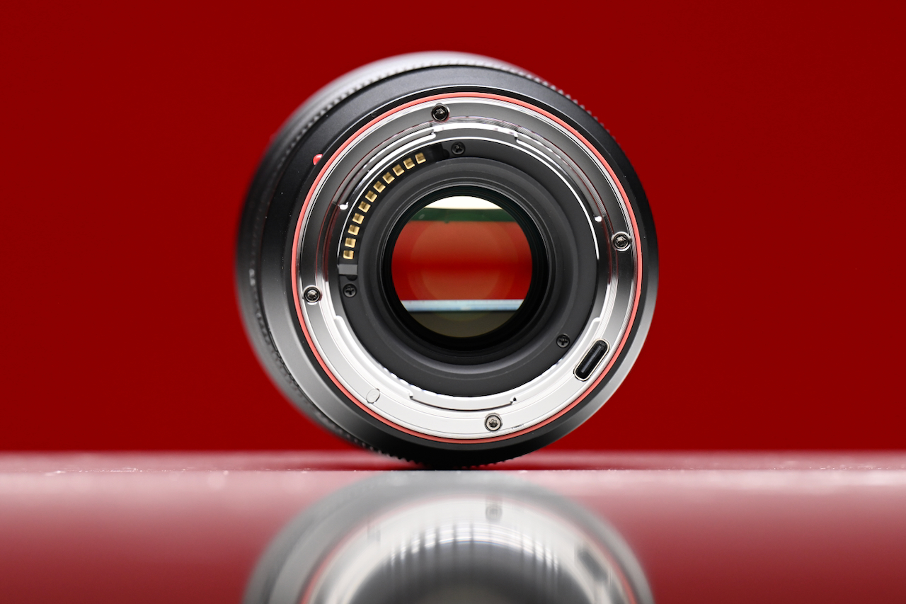 Порт USB-C на Viltrox AF 35mm F1.4 Pro