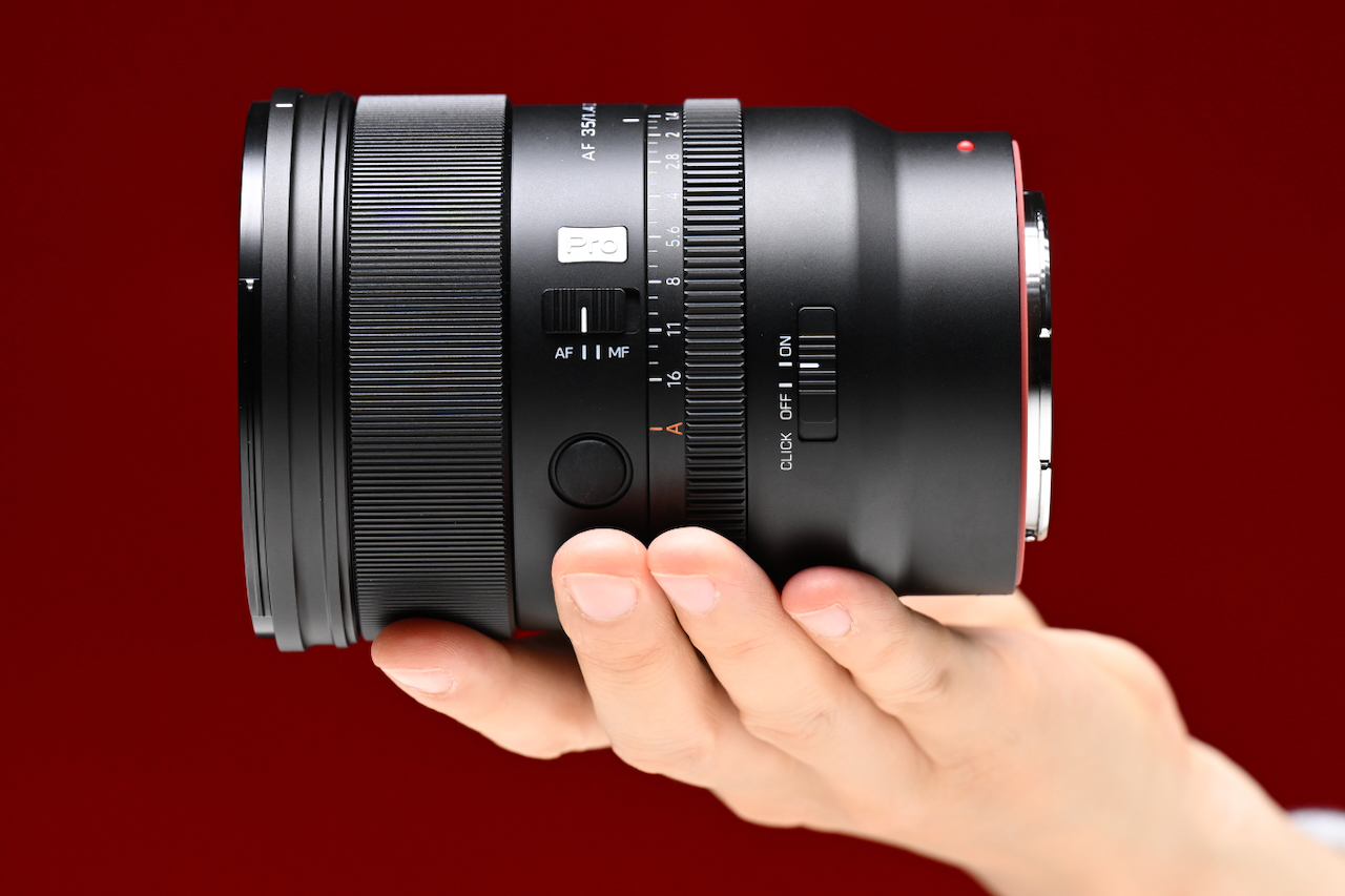 Обзор Viltrox AF 35mm F1.4 Pro: характеристики, автофокус и результаты тестов: Size & Weight The lens weighs in at 780g / 1.72 lb, and it has dimensions of ø: 84.5mm x 112.5mm / 3.