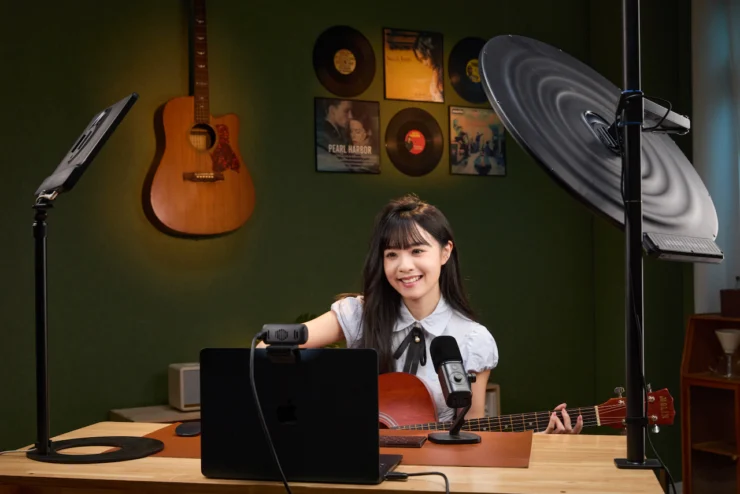 amaran Cam– a 4K60 Webcam with Auto Lighting feature