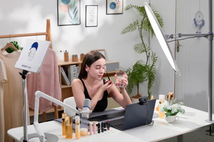 amaran Cam– a 4K60 Webcam with Auto Lighting feature