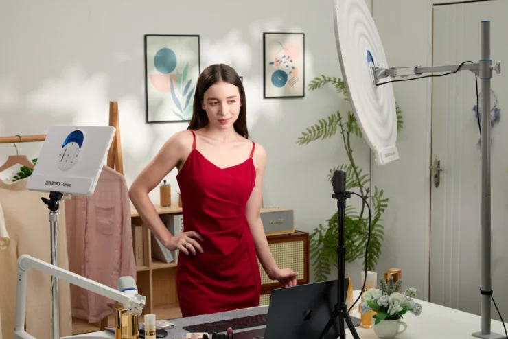 amaran Cam– a 4K60 Webcam with Auto Lighting feature